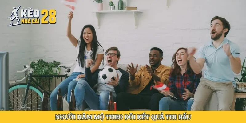 Người hâm mộ theo dõi kết quả thi đấu
