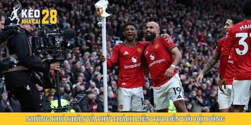 Những khó khăn và thử thách liên tục đến với đội bóng 